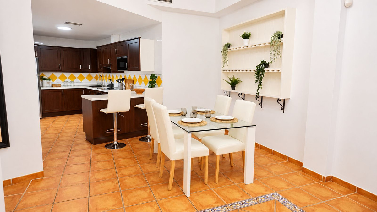1 Bedroom Apartment in Benahavís - Photo 5