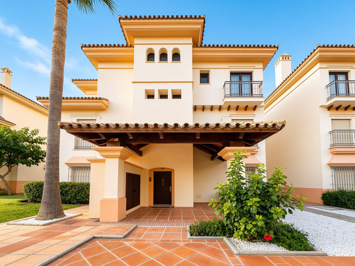 2 Bedroom Apartment in Marbella - Photo 22