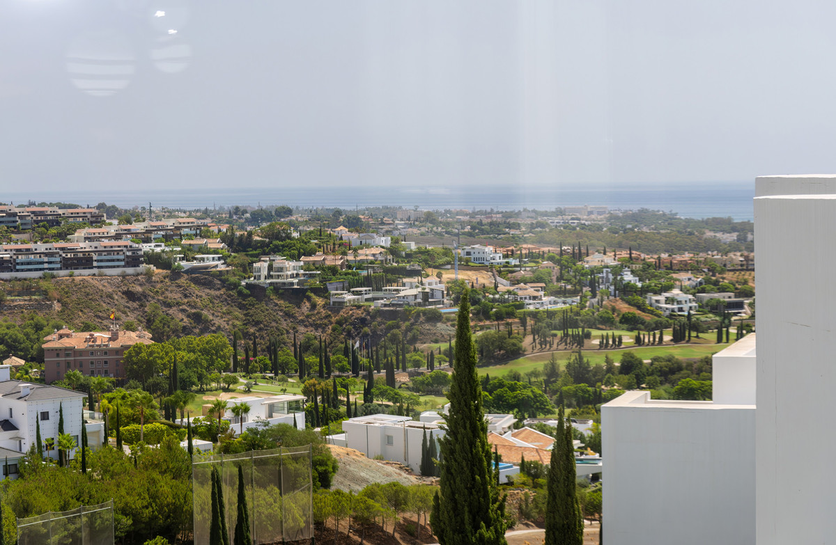 3 Bedroom Penthouse in Benahavís - Photo 2