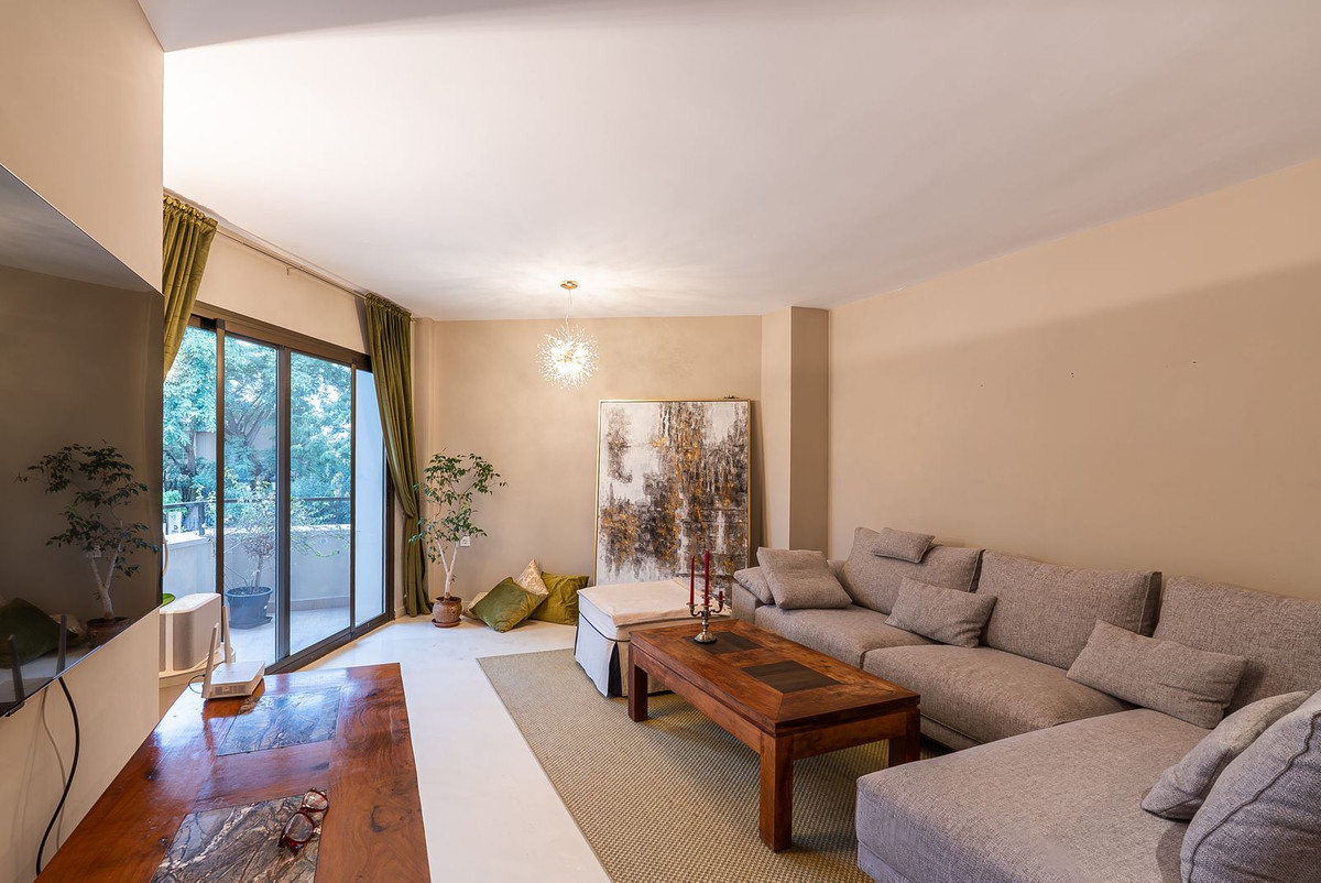 1 Bedroom Apartment in Estepona - Photo 5
