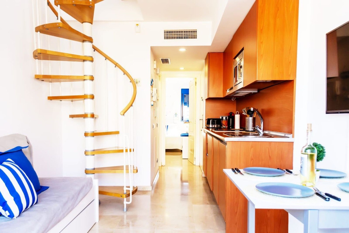 1 Bedroom Penthouse in Benalmádena - Photo 2