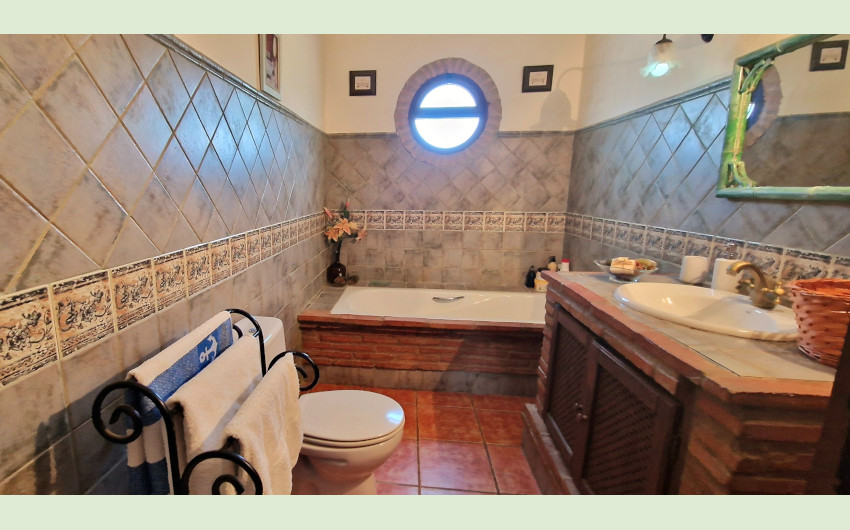 5 Bedroom Townhouse in Jimena de la Frontera - Photo 3