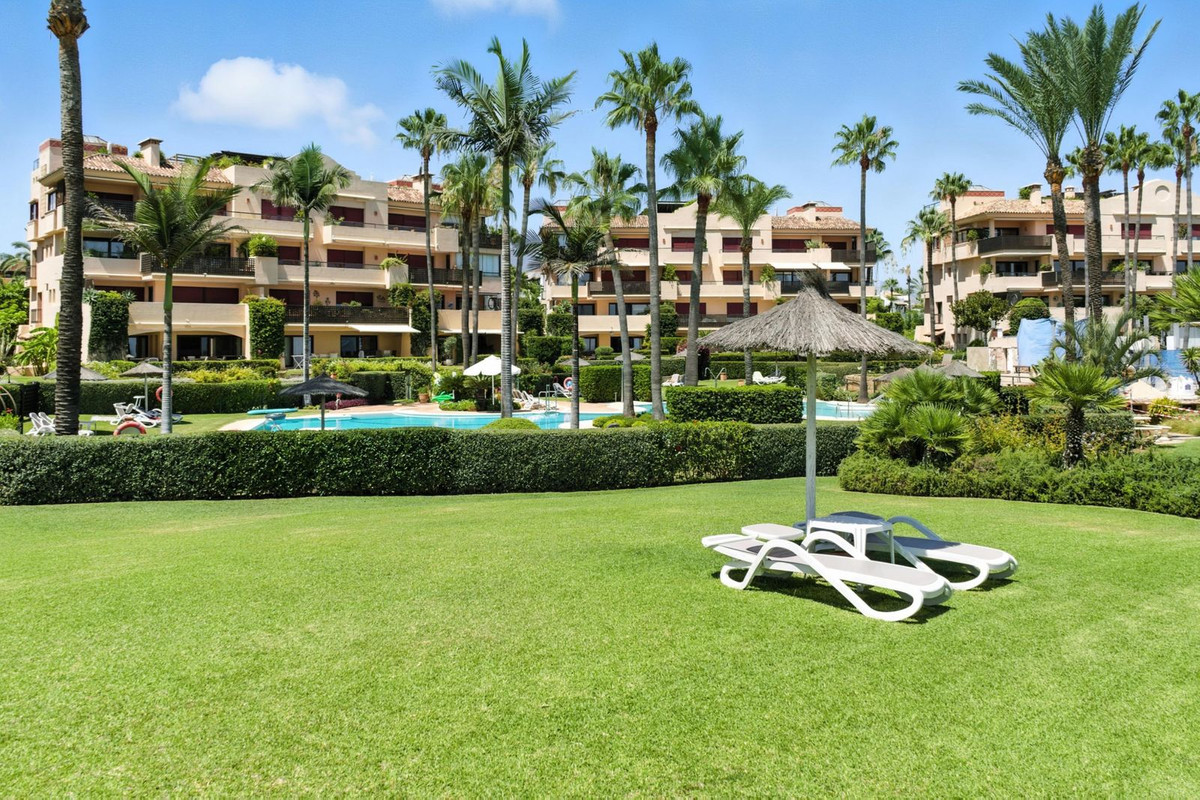 2 Bedroom Apartment in Estepona - Photo 24