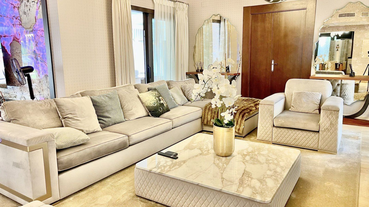 4 Bedroom Villa in Marbella - Photo 24