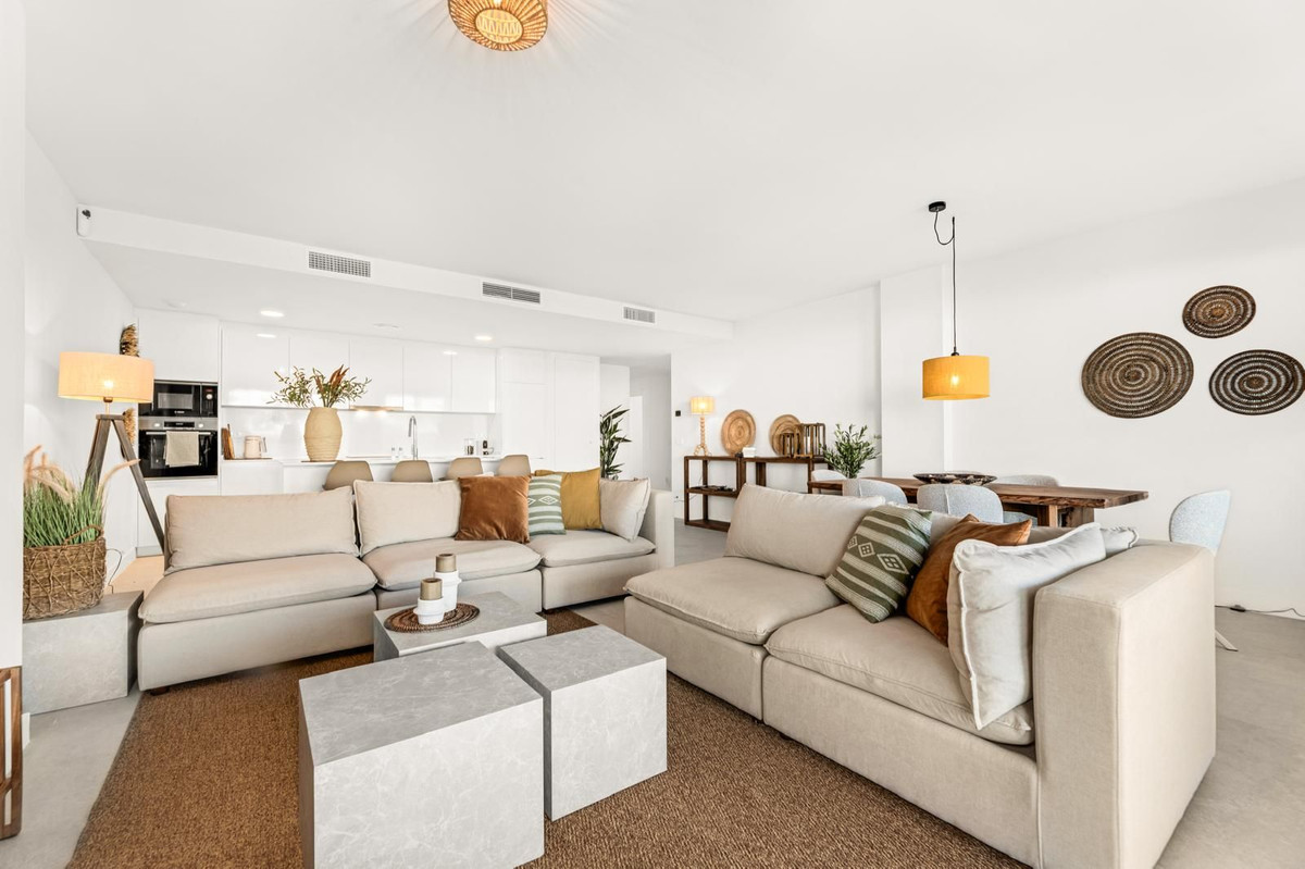 3 Bedroom Apartment in Estepona - Photo 2