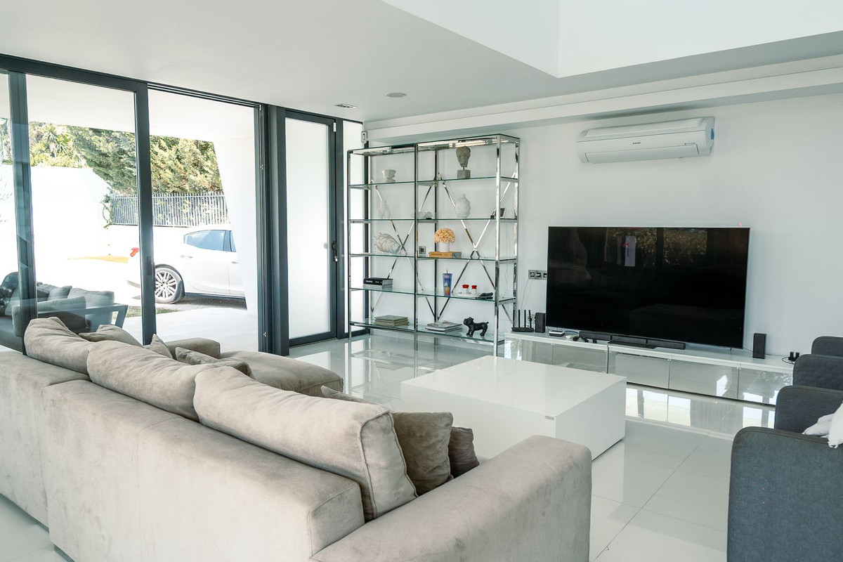 5 Bedroom Villa in Marbella - Photo 12