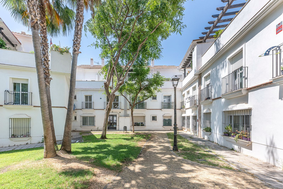 2 Bedroom Apartment in Estepona - Photo 35