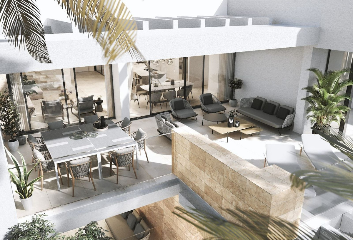 2 Bedroom Apartment in Estepona - Photo 5