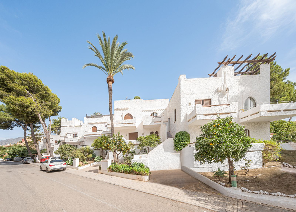 3 Bedroom Townhouse in Marbella - Photo 2