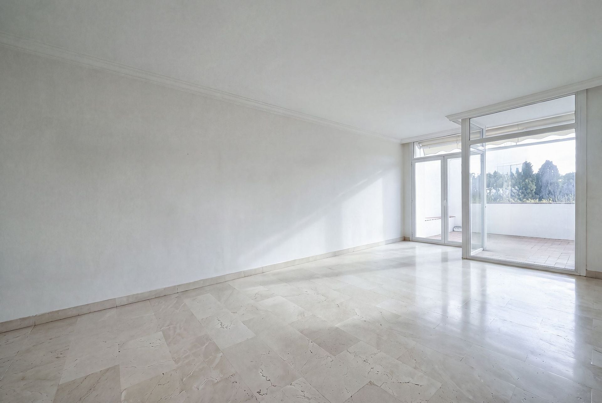 2 Bedroom Apartment in Benahavís - Photo 5