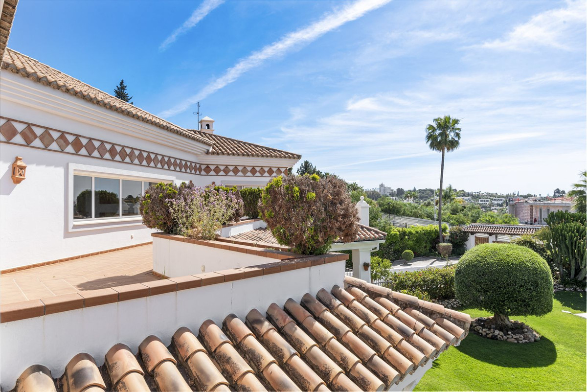 6 Bedroom Villa in Estepona - Photo 26