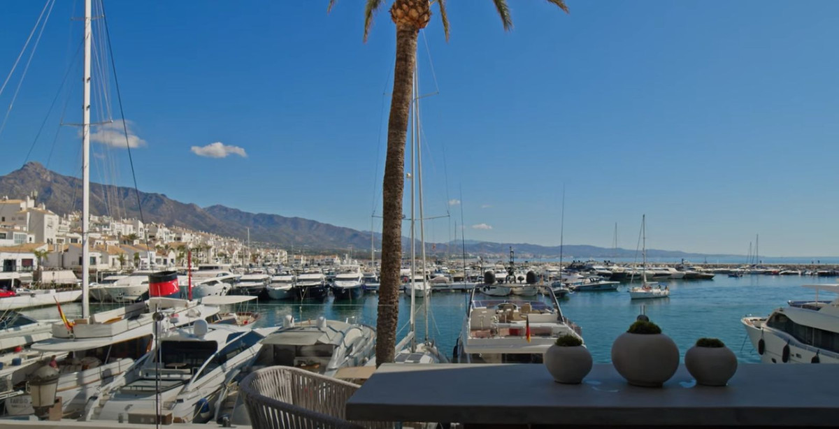 3 Bedroom Apartment in Marbella - Photo 2