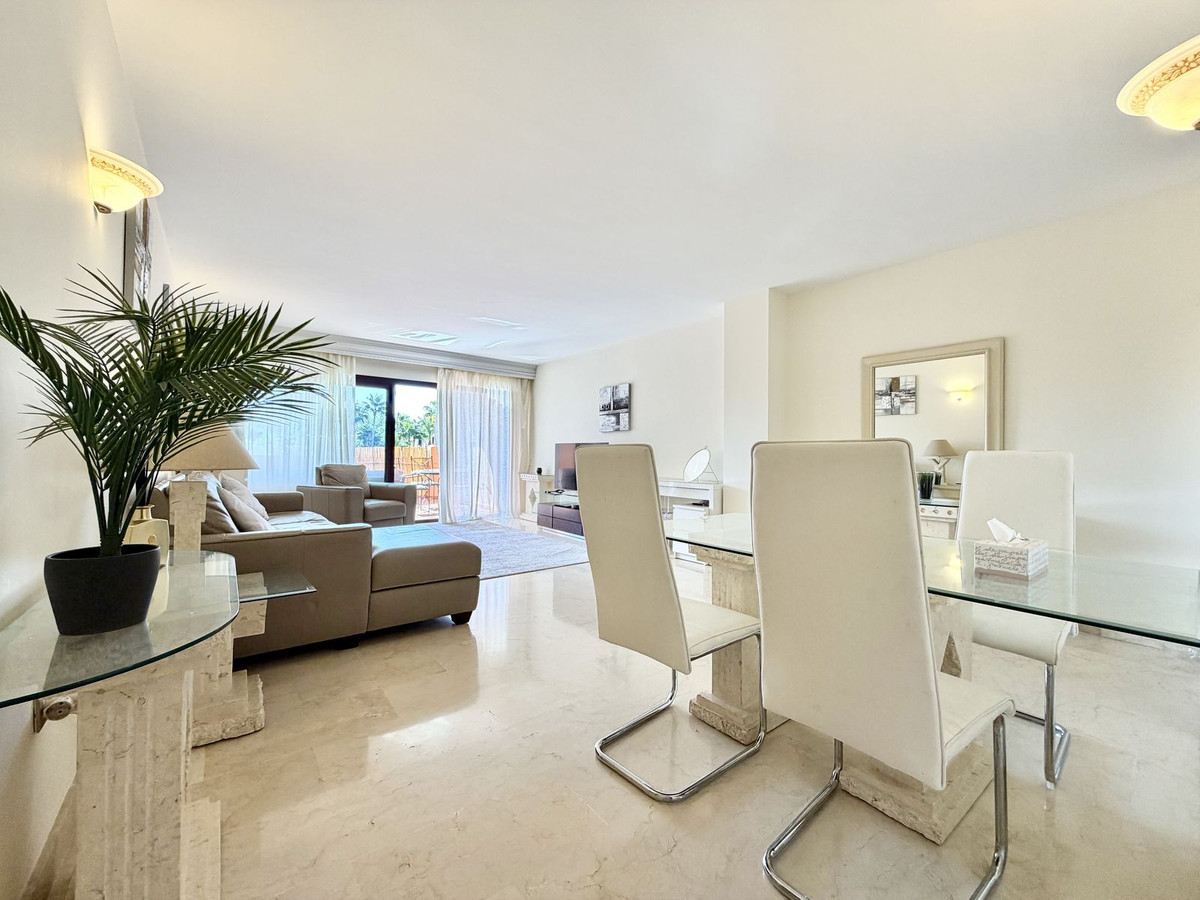 2 Bedroom Apartment in Benahavís - Photo 11