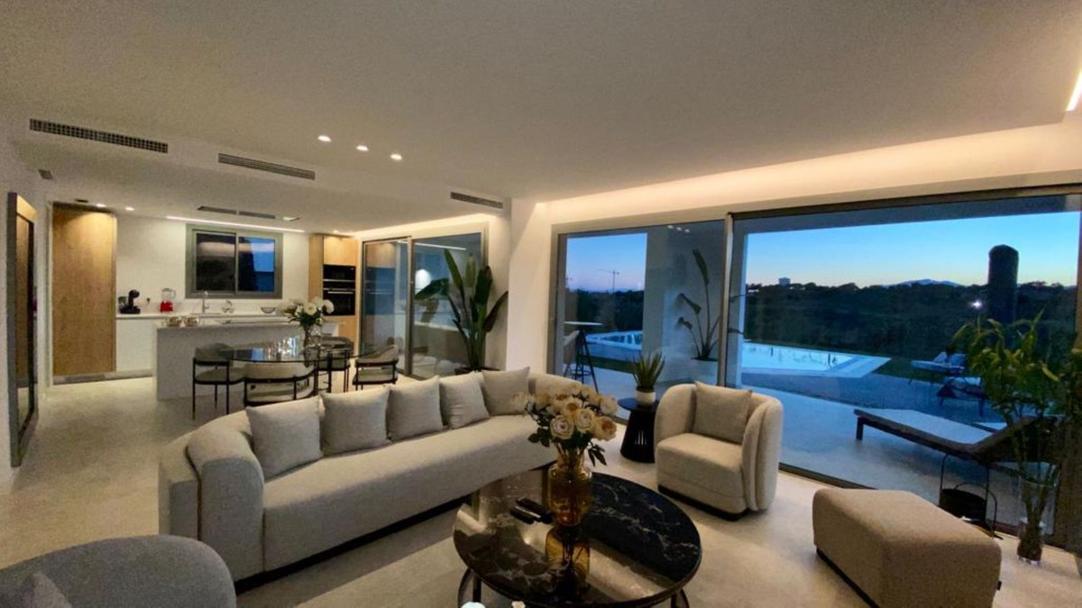 4 Bedroom Villa in Marbella - Photo 12