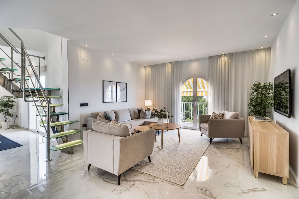 Piso de 3 dormitorios con piscina en Málaga – Foto 1