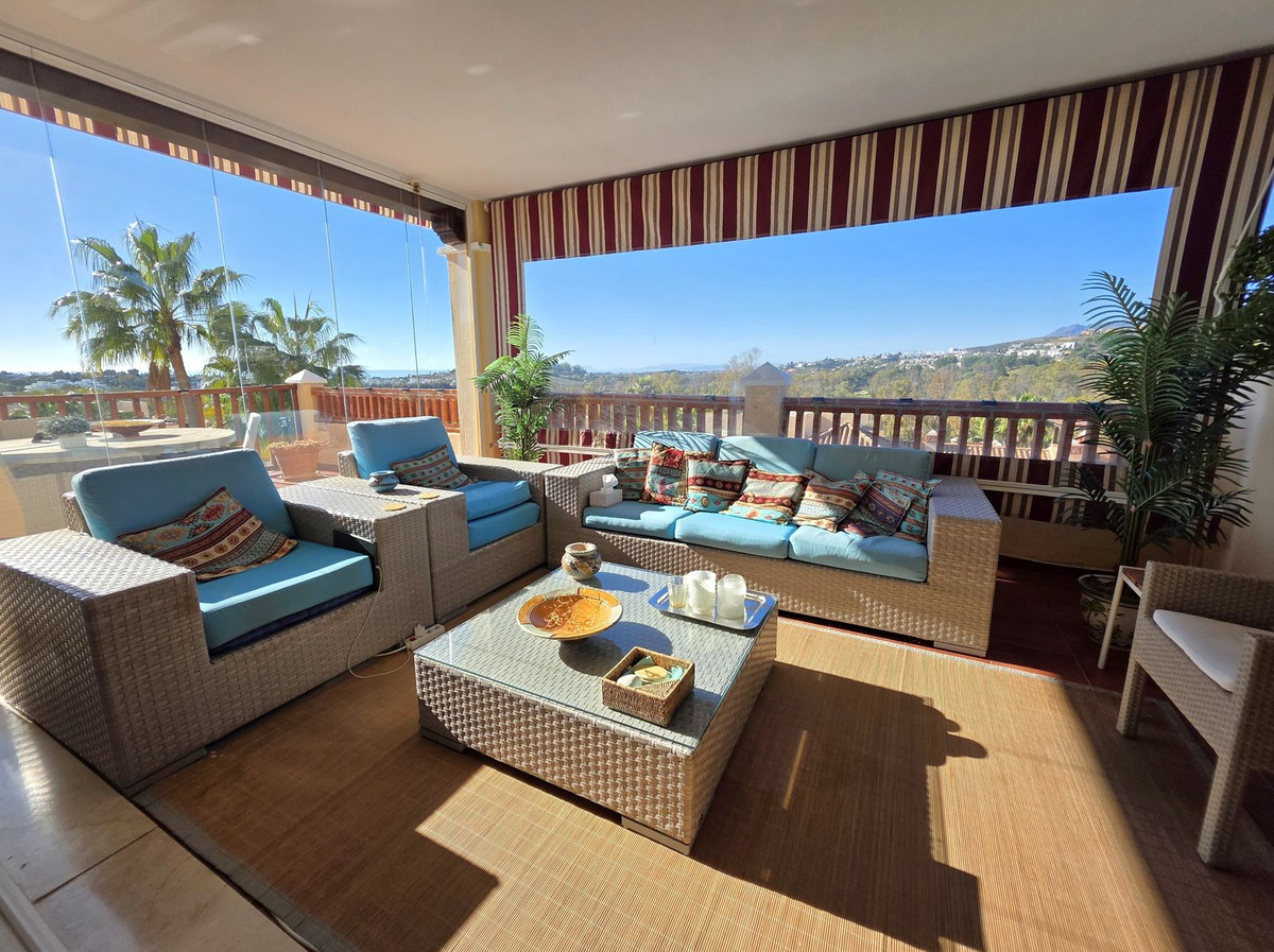 2 Bedroom Apartment in Estepona - Photo 2