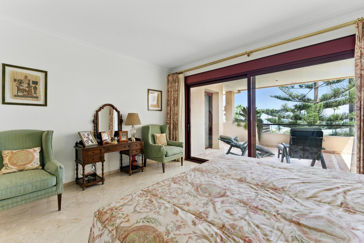 2 Bedroom Apartment in Estepona - Photo 11