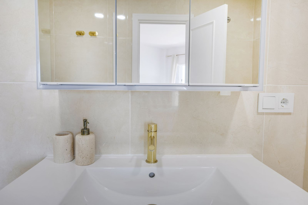 1 Bedroom Apartment in Estepona - Photo 25