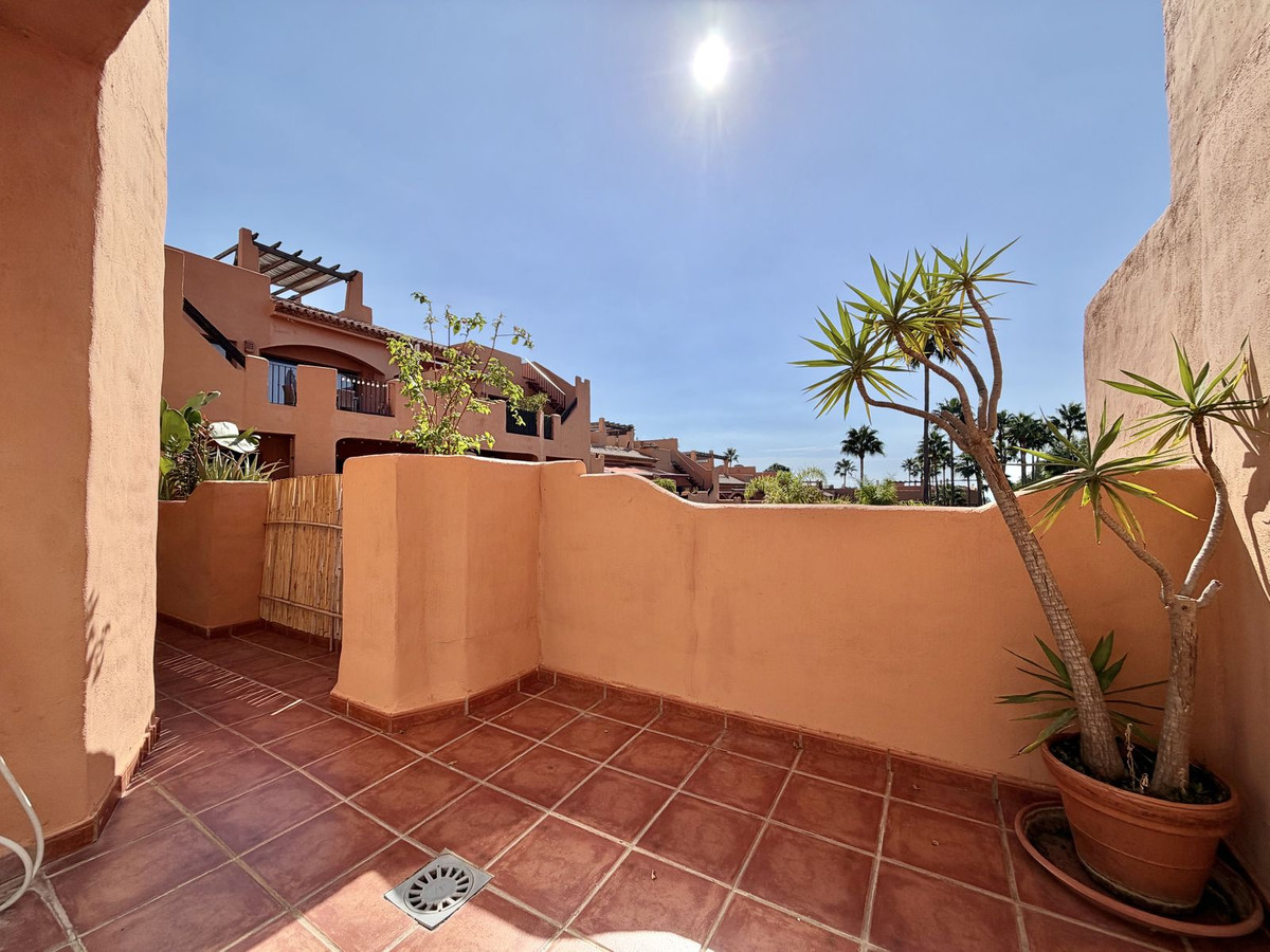 2 Bedroom Apartment in Benahavís - Photo 13