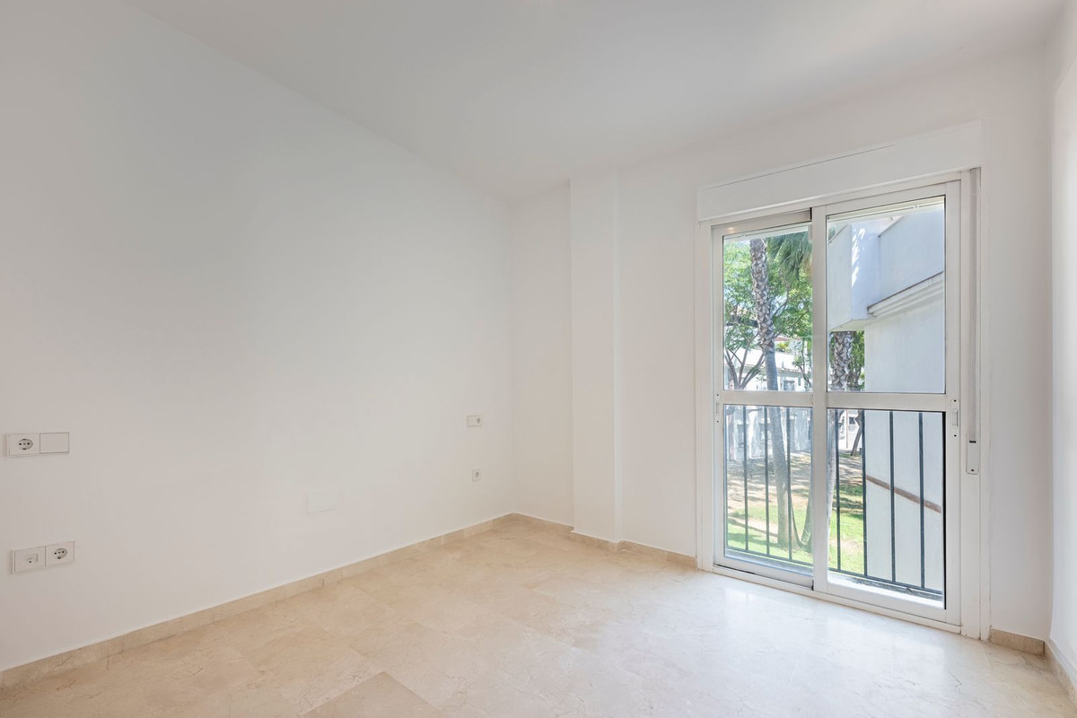 2 Bedroom Apartment in Estepona - Photo 8