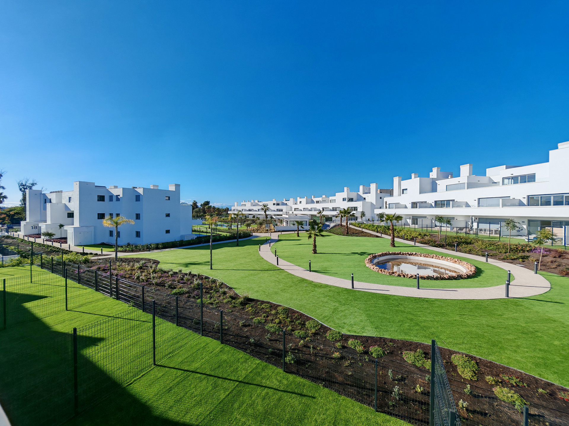 2 Bedroom Apartment in Estepona - Photo 3
