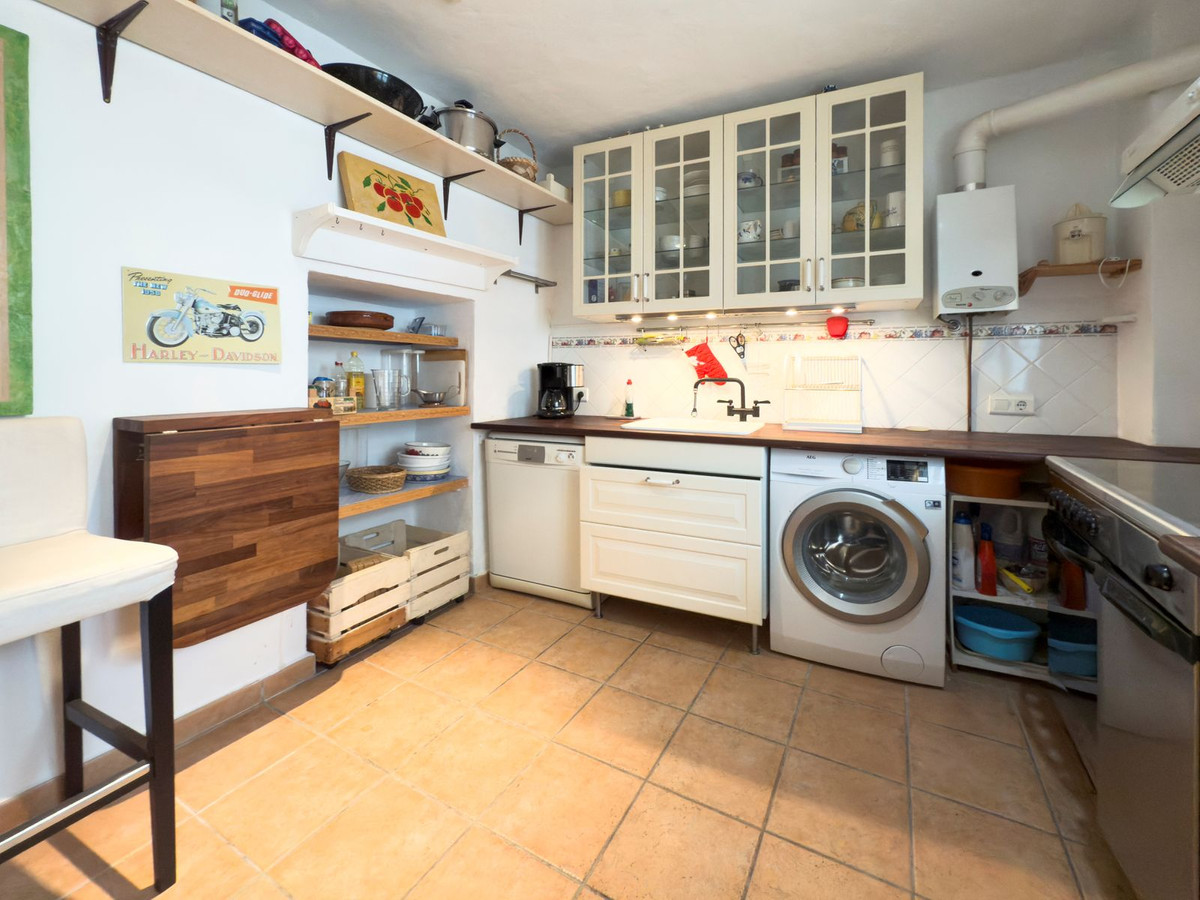 6 Bedroom Townhouse in Tolox - Photo 4