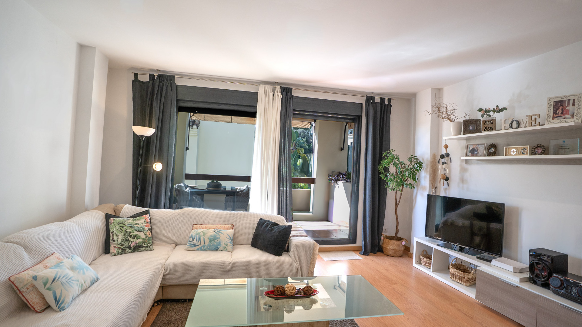3 Bedroom Apartment in Estepona - Photo 3