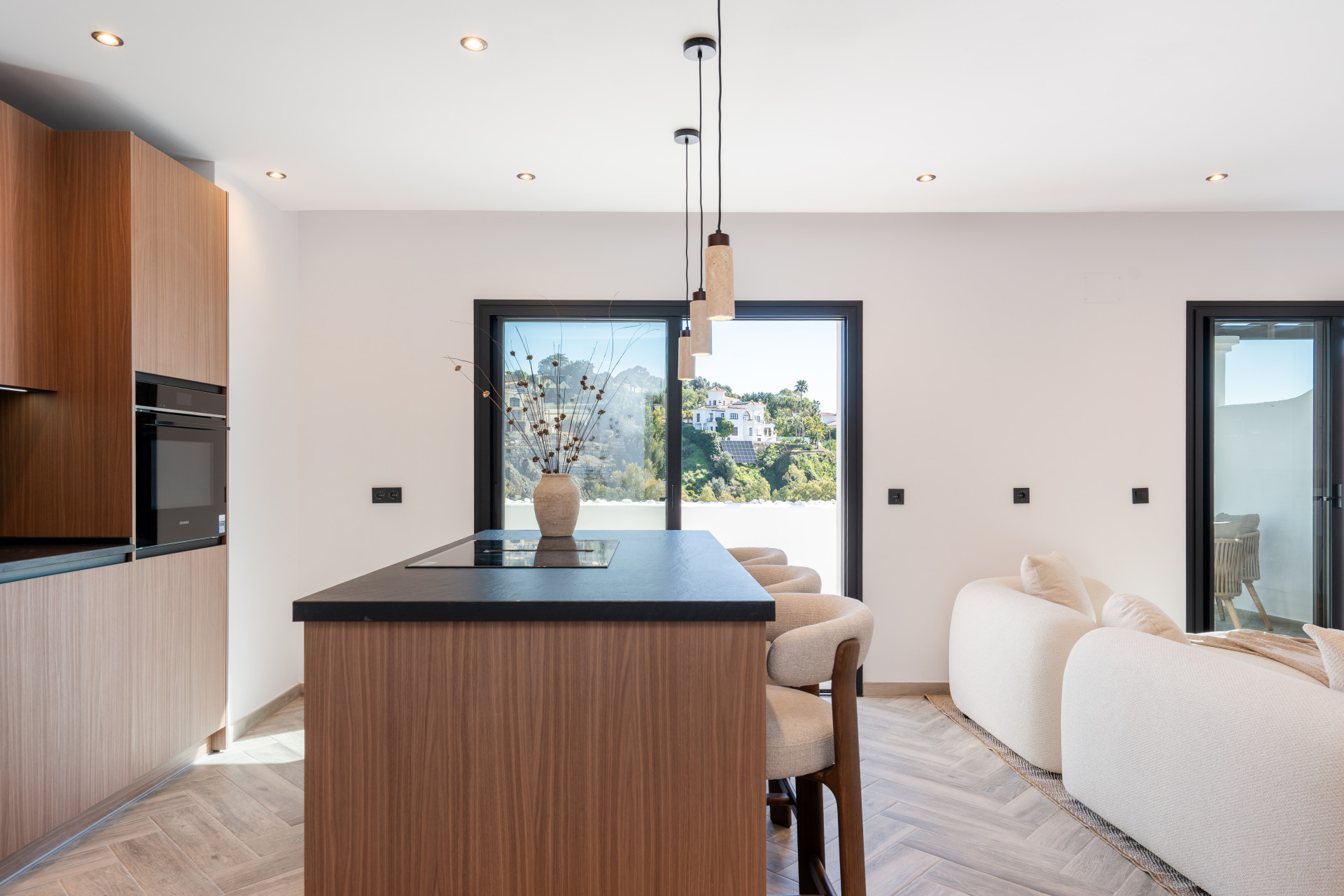 3 Bedroom Penthouse in Benahavís - Photo 2