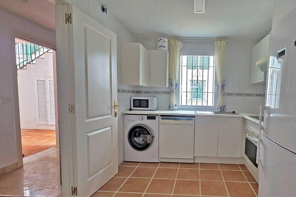 2 Bedroom Apartment in Estepona - Photo 11