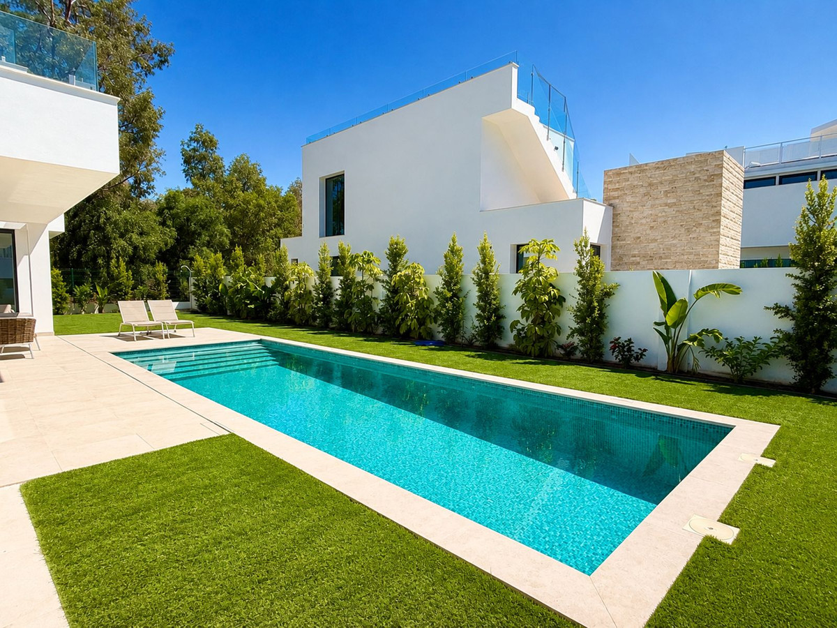 5 Bedroom Villa in Estepona - Photo 3