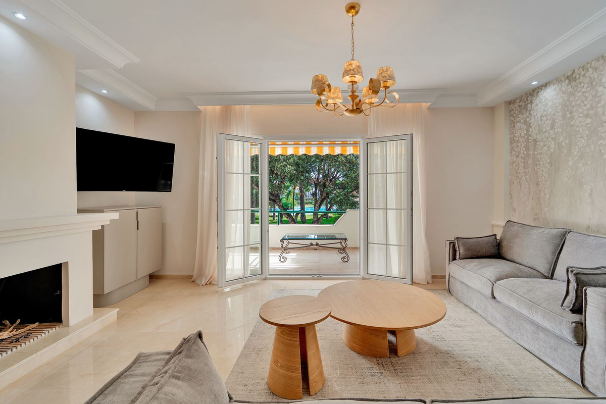 3 Bedroom Apartment in Estepona - Photo 3