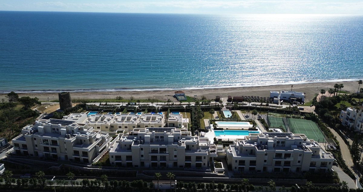 4 Bedroom Townhouse in Estepona - Photo 9