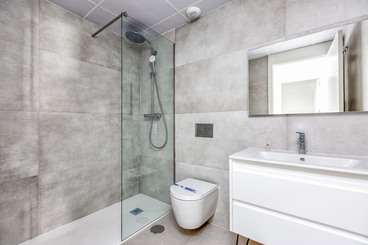 2 Bedroom Apartment in Torremolinos - Photo 17
