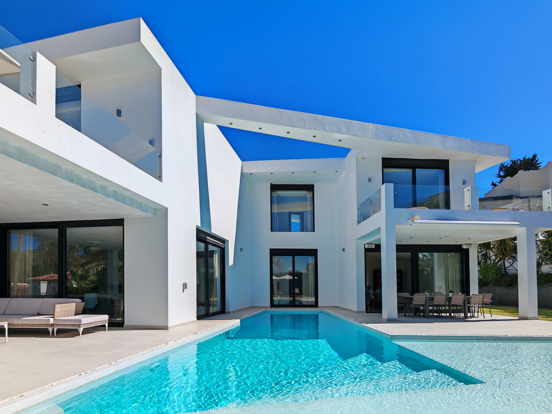 5 Bedroom Villa in Marbella - Photo 2