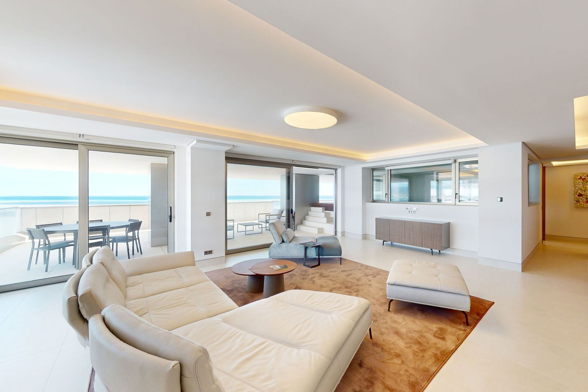 4 Bedroom Apartment in Málaga - Photo 6