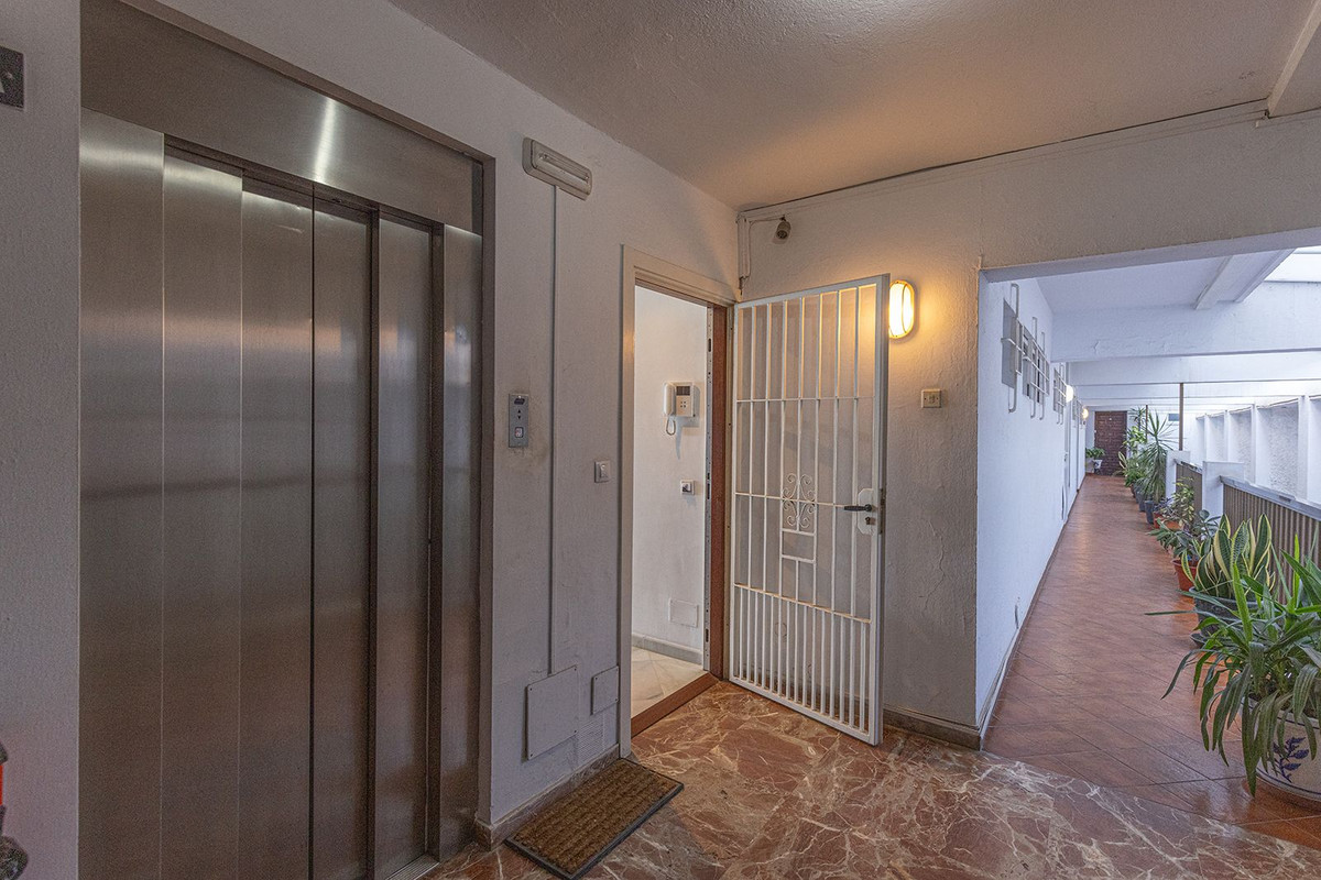 2 Bedroom Apartment in Benalmádena - Photo 6