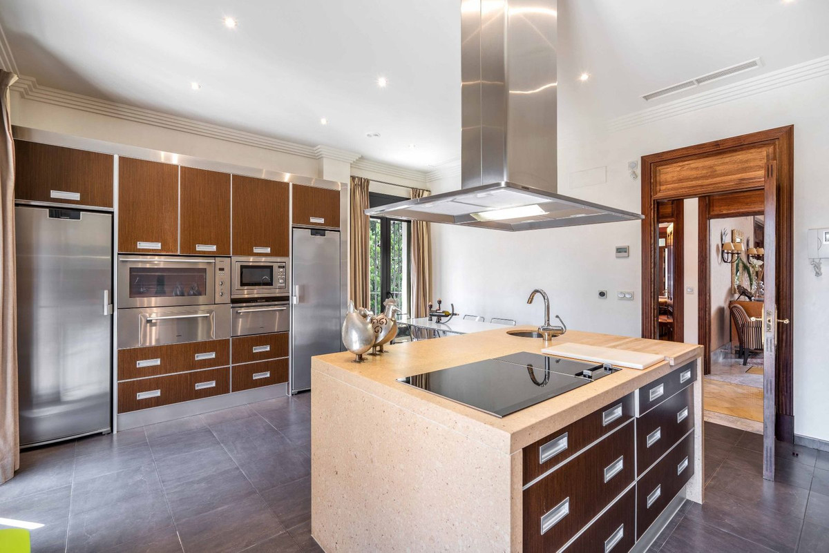 6 Bedroom Villa in Marbella - Photo 14