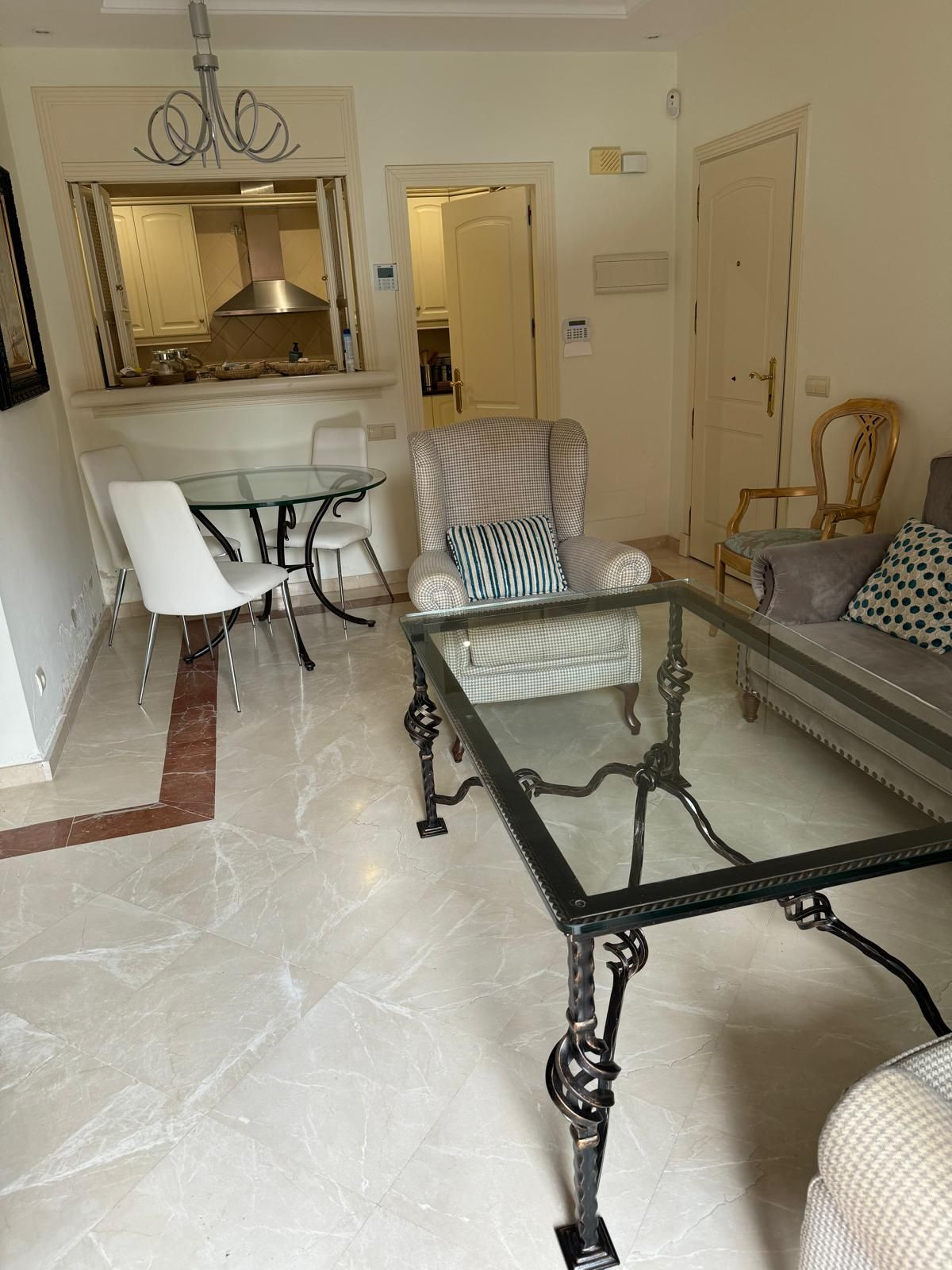 3 Bedroom Apartment in Marbella - Photo 2