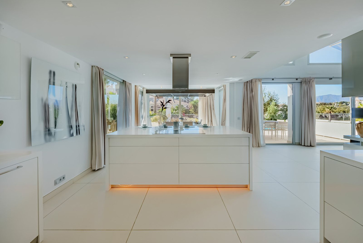 5 Bedroom Villa in Marbella - Photo 5