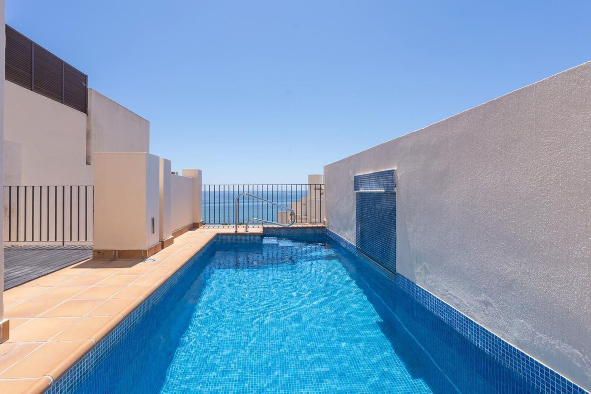 2 Bedroom Penthouse in Estepona - Photo 24