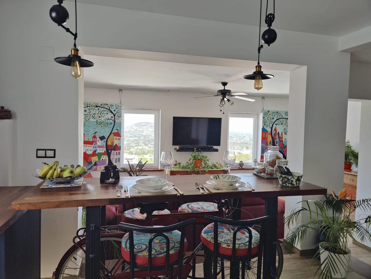 4 Bedroom Townhouse in Alhaurín el Grande - Photo 9