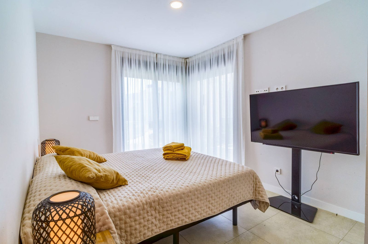 2 Bedroom Apartment in Estepona - Photo 16