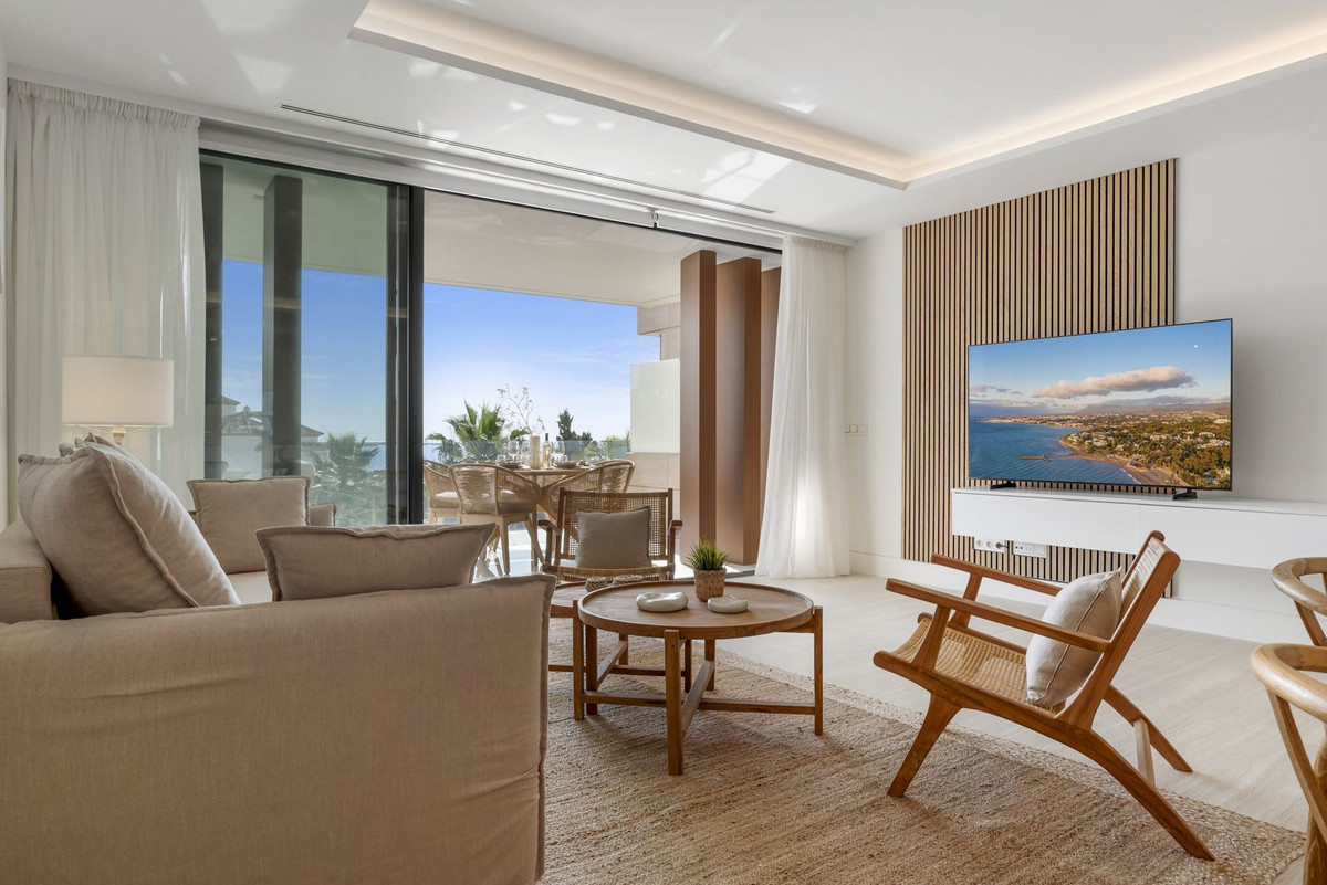 2 Bedroom Apartment in Estepona - Photo 13
