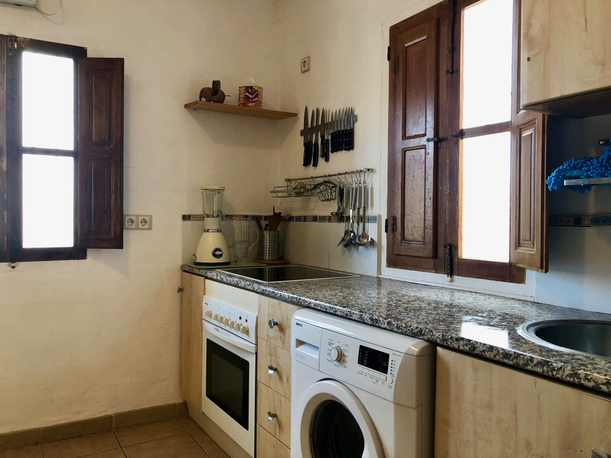 3 Bedroom Townhouse in Guaro - Photo 5