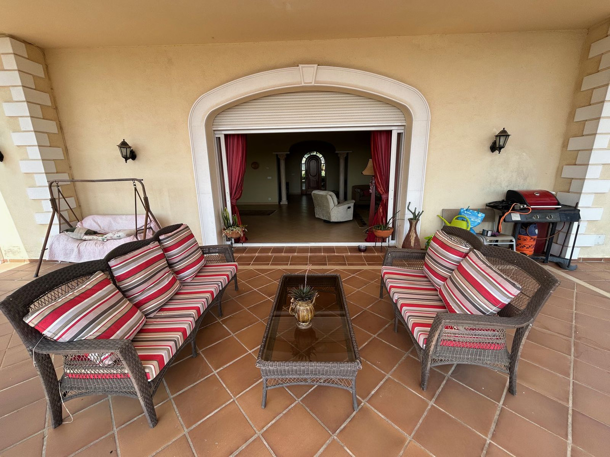 7 Bedroom Villa in Estepona - Photo 9