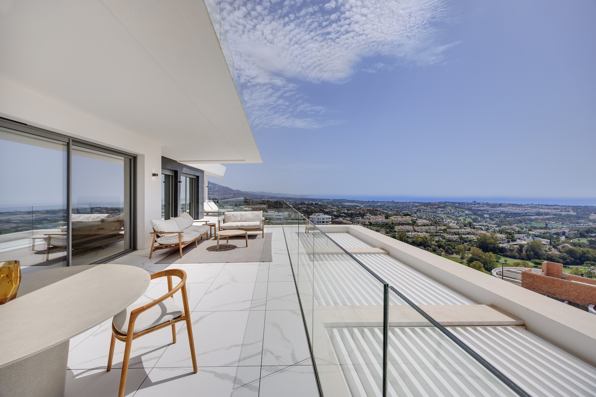 3 Bedroom Apartment in Benahavís - Photo 5
