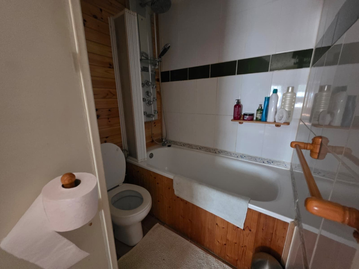 4 Bedroom Country house in Guaro - Photo 24