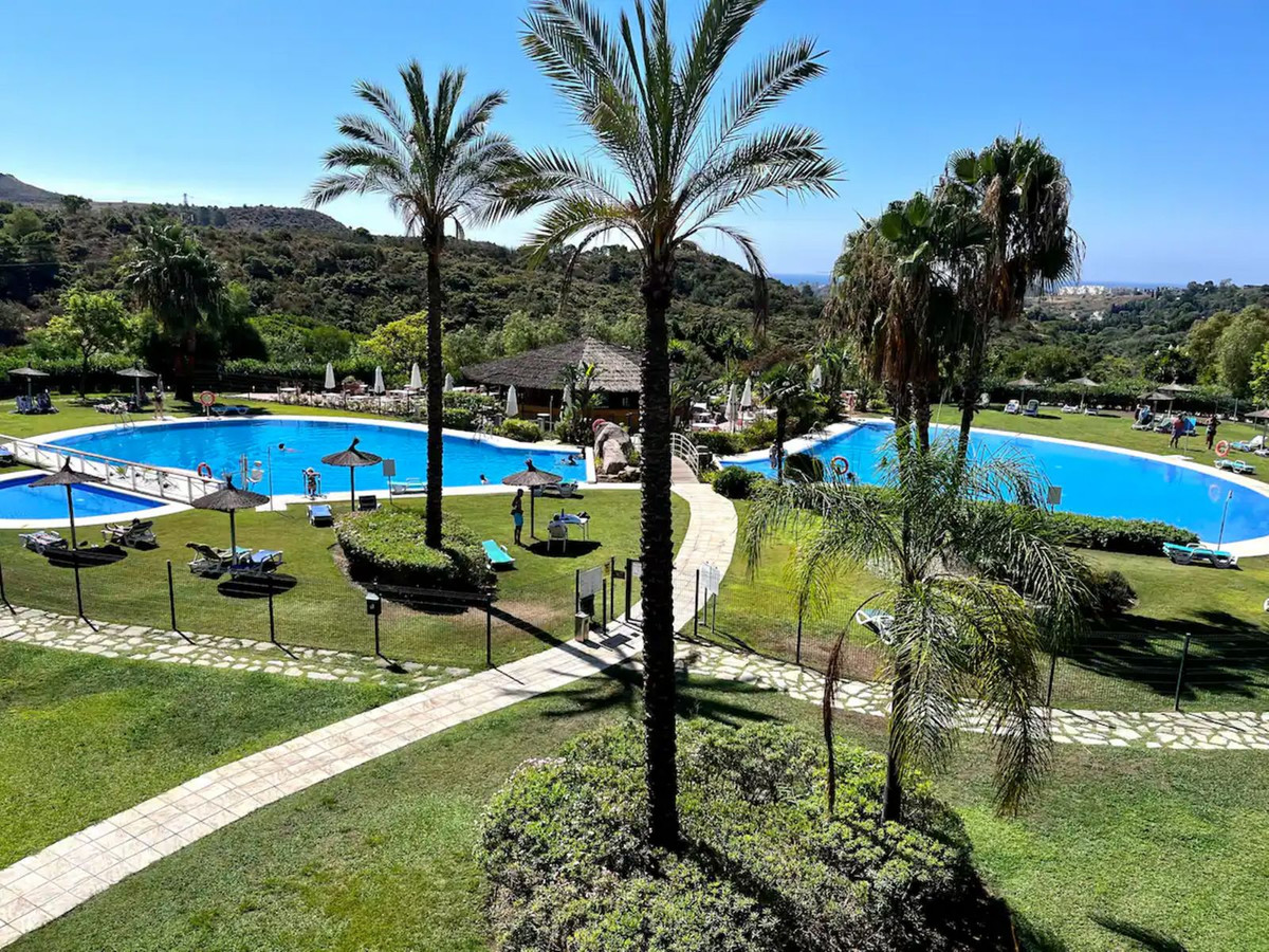 3 Bedroom Penthouse in Benahavís - Photo 4