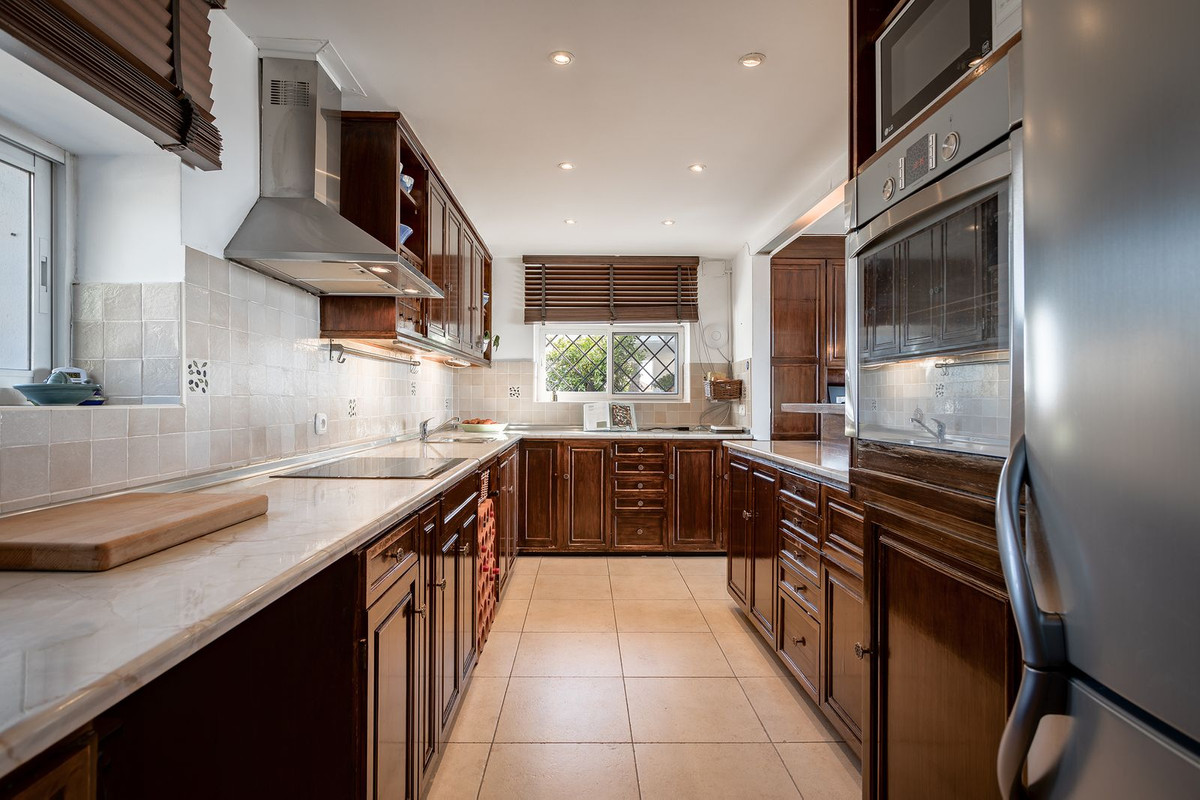 4 Bedroom Villa in Marbella - Photo 9