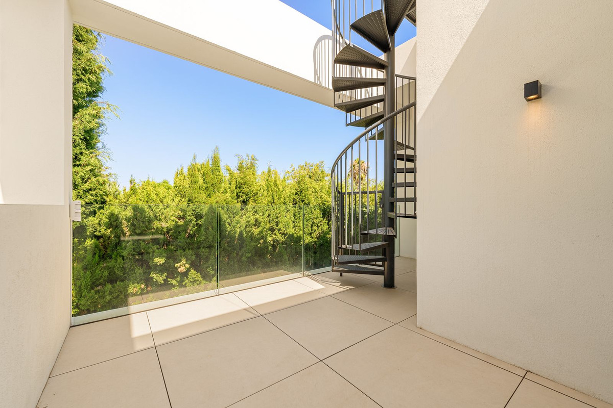 6 Bedroom Villa in San Pedro de Alcántara - Photo 40